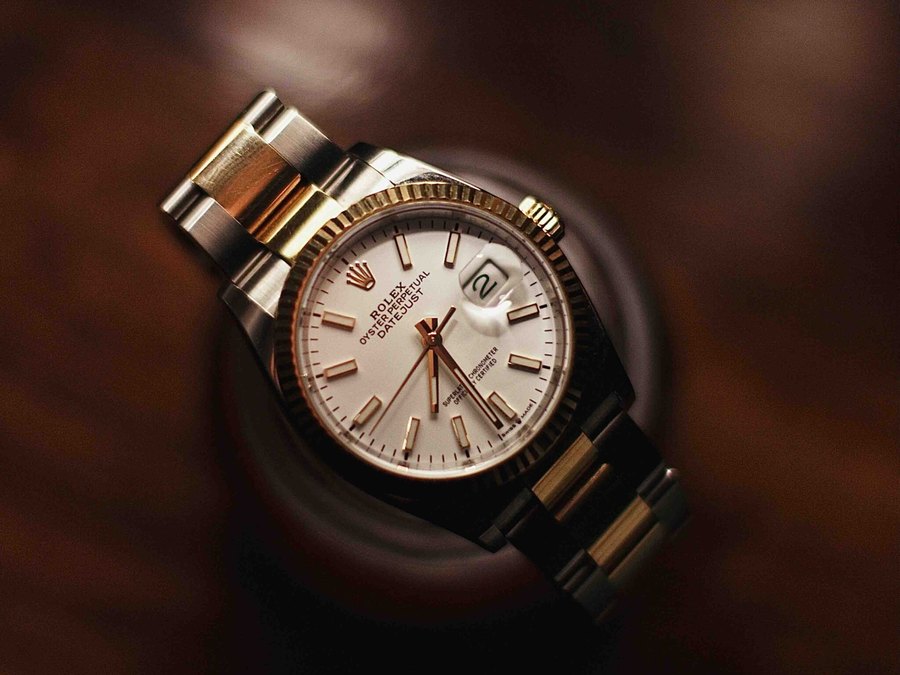 A wristwatch lot